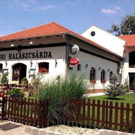 Sobri Halaszcsarda Es Panzio Baja Exterior foto