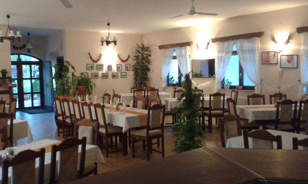 Sobri Halaszcsarda Es Panzio Baja Exterior foto