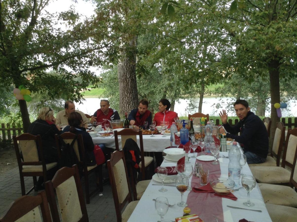 Sobri Halaszcsarda Es Panzio Baja Exterior foto